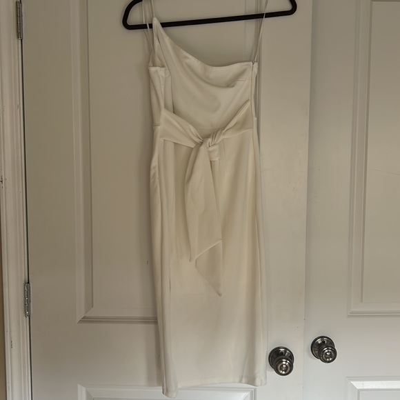 Showpo White Where and When One shoulder  Dress - Picture 4 of 4
